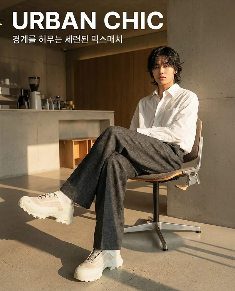 베이지 와이드 슬랙스와 화이트 로아 카타리나를 믹스매치한 세미 캐주얼 룩.